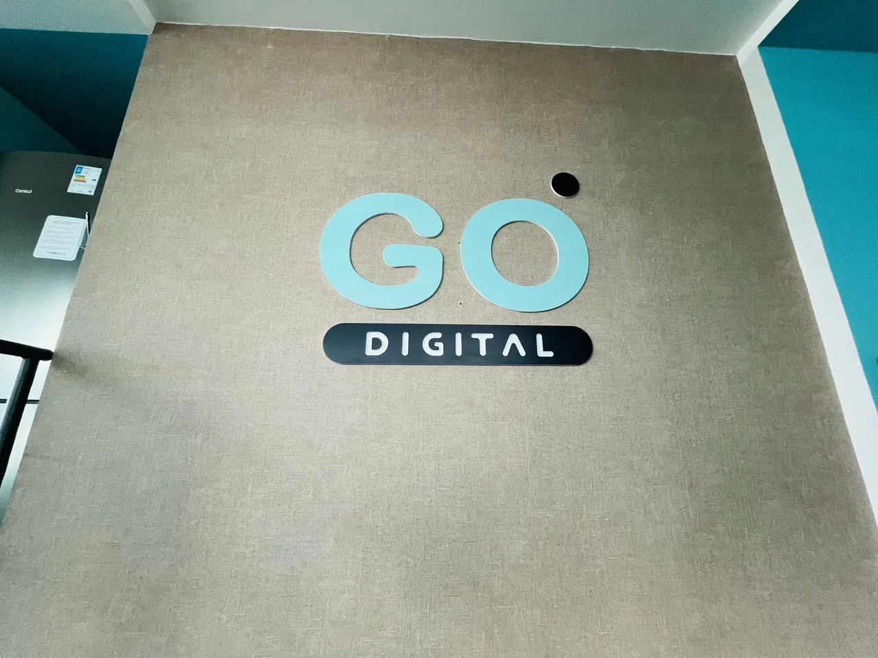 Letras Caixa PVC UV Escritório Parede Go Grupo Otima Digital Bela Vista Cimento Queimado Impressão 5mm Verde SP