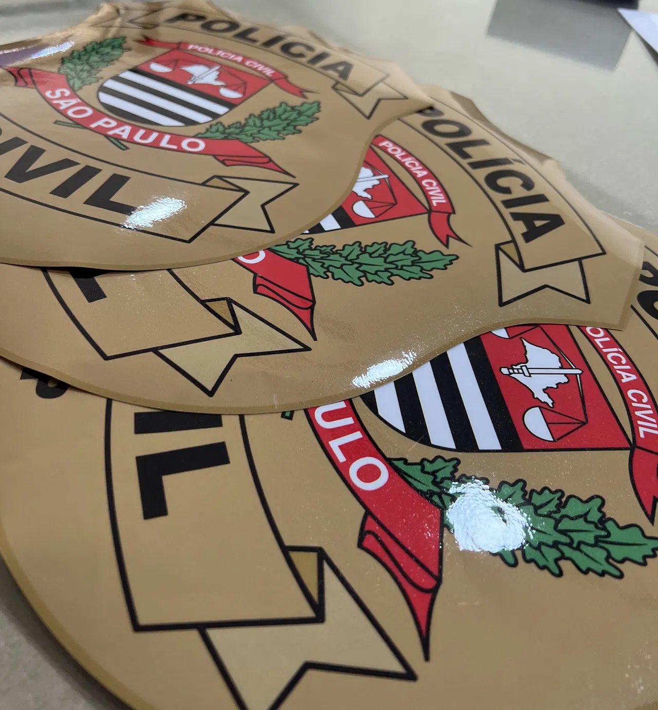 Adesivo laminato marrone con stampa grafica dorata