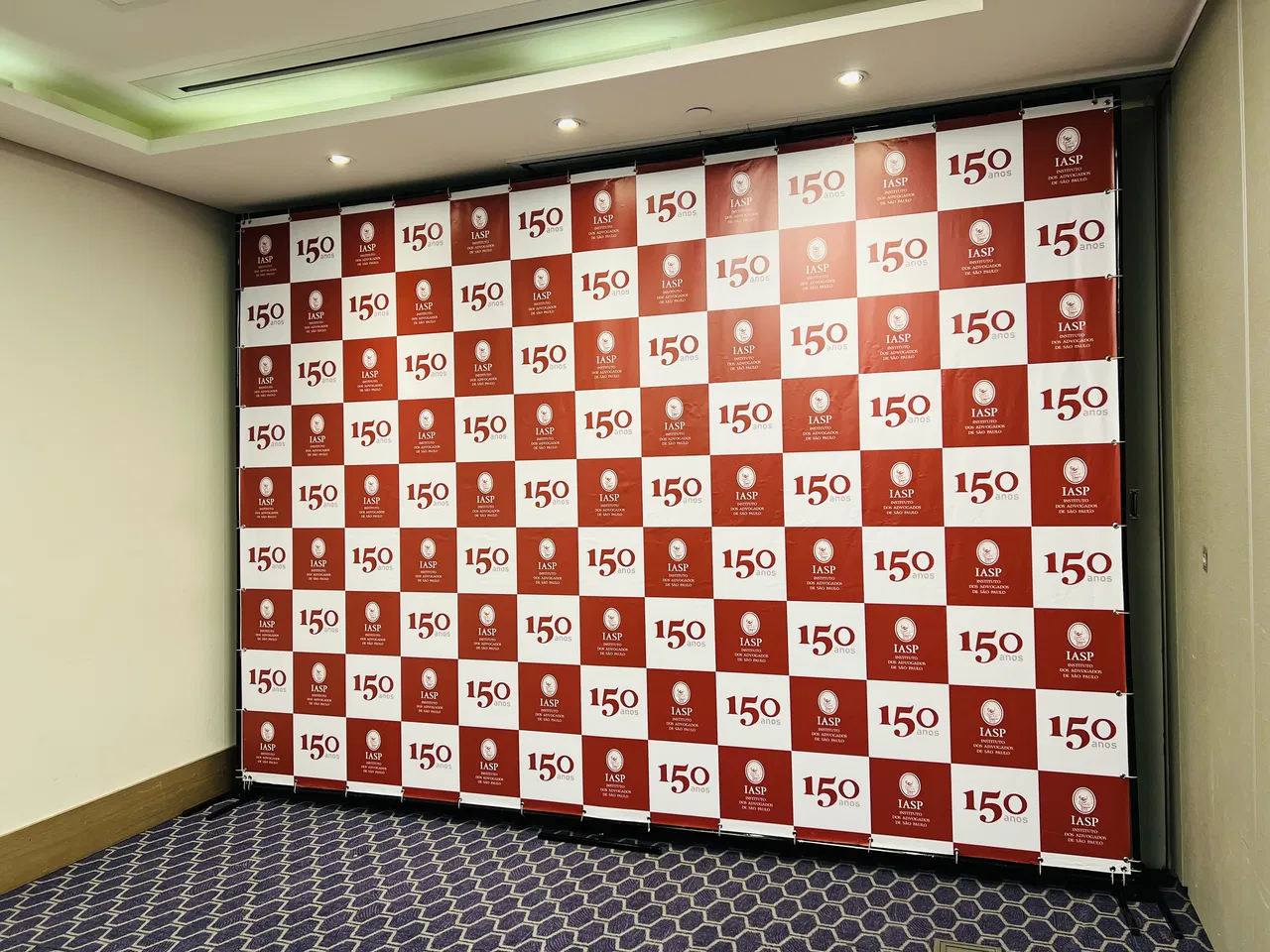 Backdrop Evento Advocacia Iasp Conferência Portátil Painel Fotos Advogados Vermelho