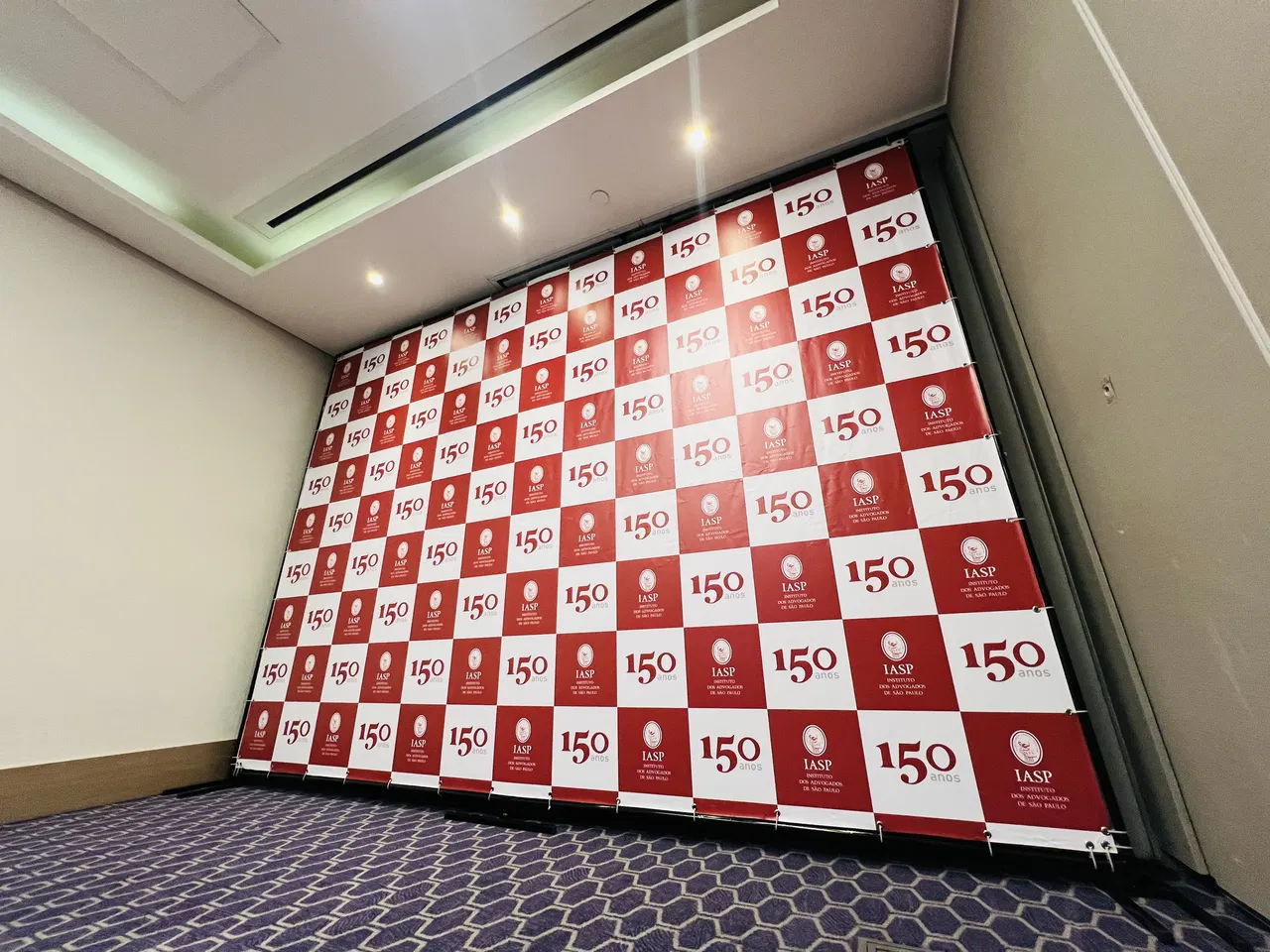 Backdrop Conferência Evento Portátil Fotos Advogados Iasp Advocacia Painel Vermelho