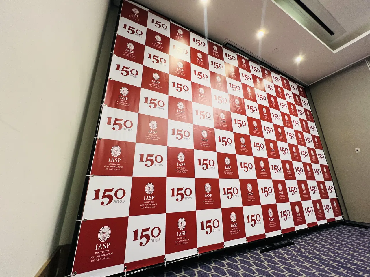 Backdrop Portátil Iasp Painel Vermelho Evento Fotos Conferência Advocacia Advogados