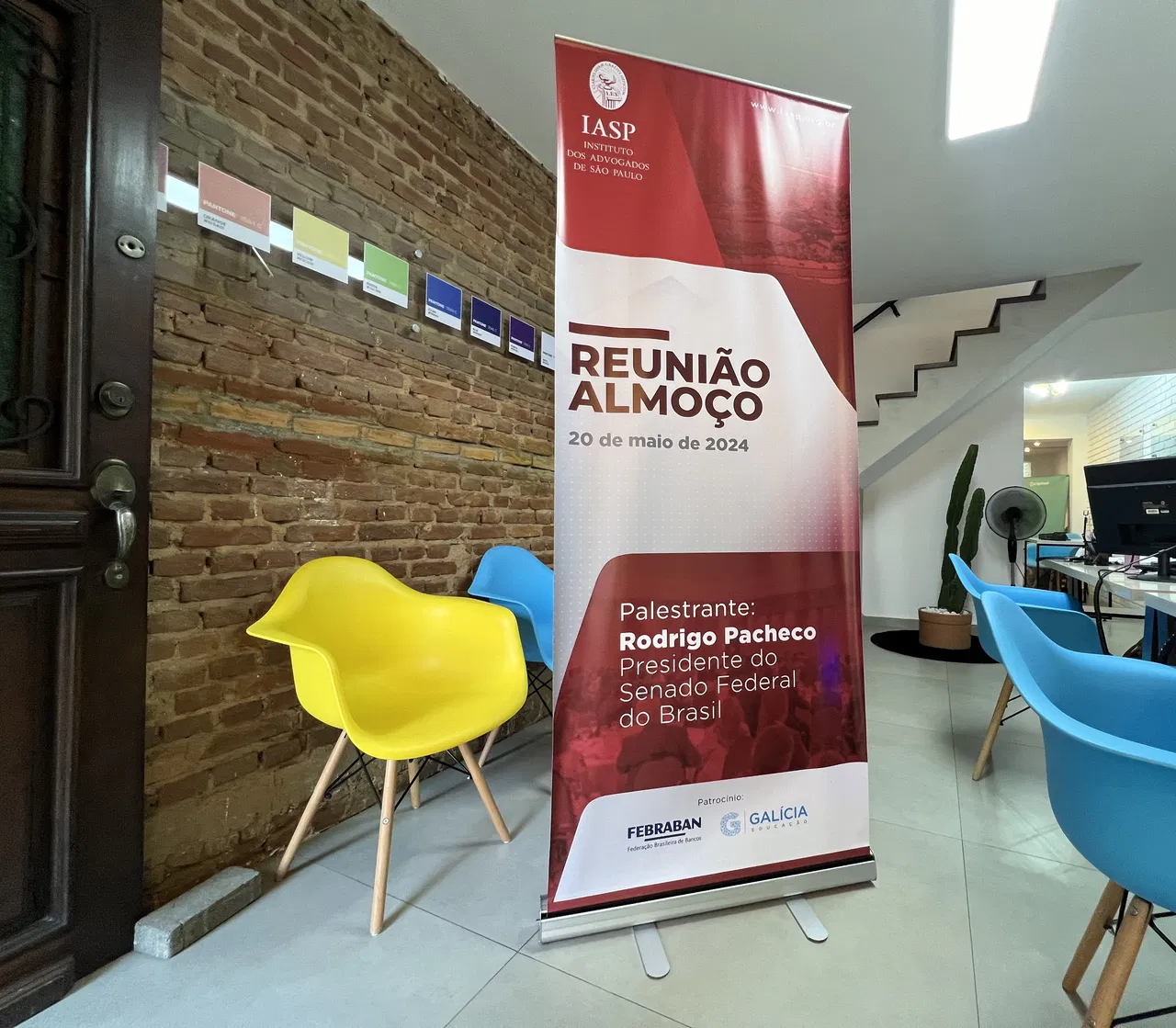 Banner Vermelho Iasp Advogados Evento Conferência Advocacia Rollup Portátil