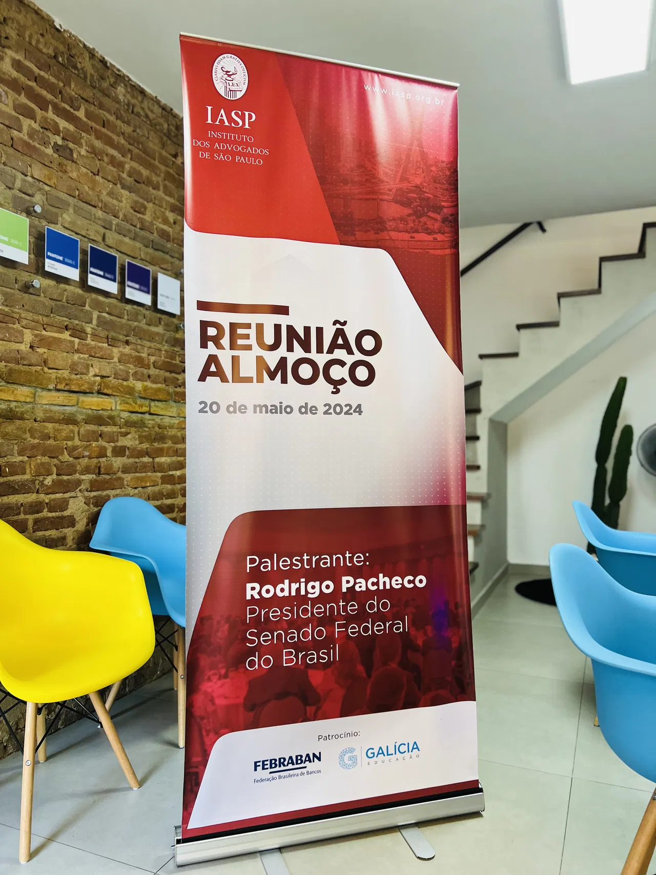 Banner Advogados Conferência Evento Rollup Portátil Advocacia Vermelho Iasp