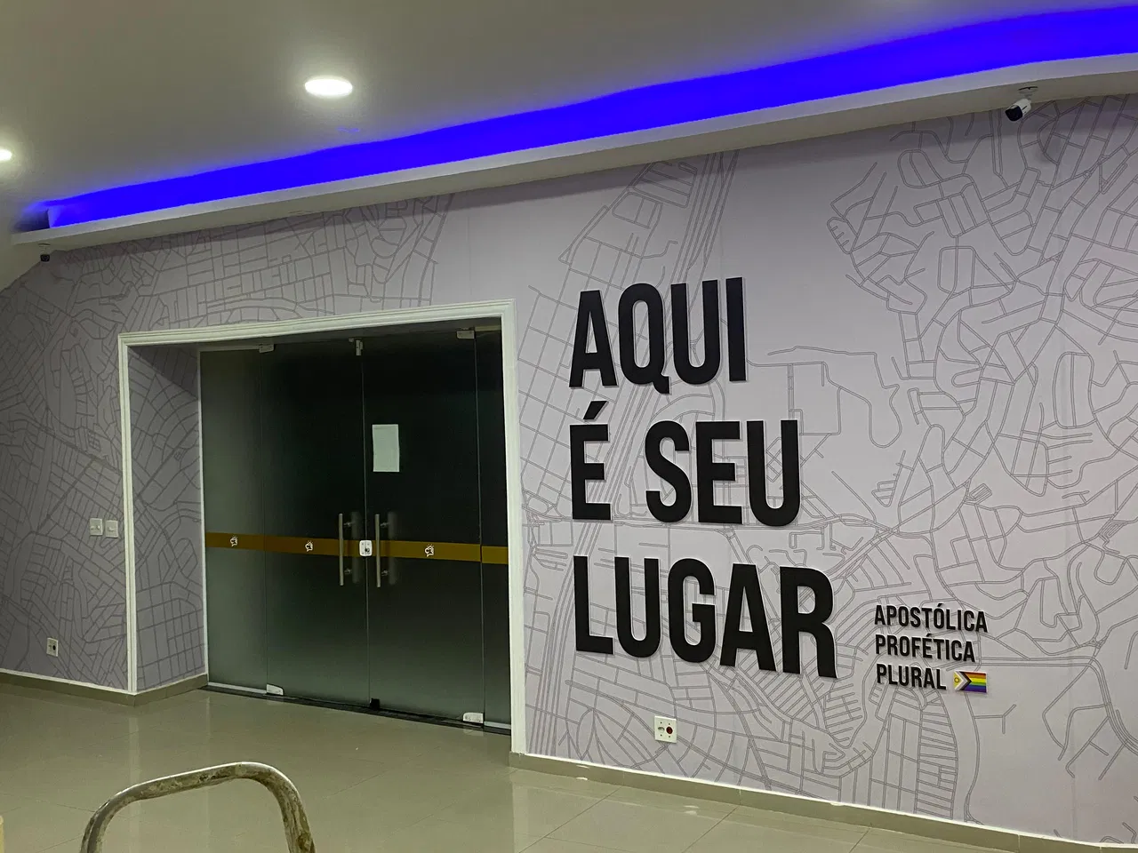 Adesivo Letras Caixa Parede Igrejas Church Impressão Fundo Mapa Preto