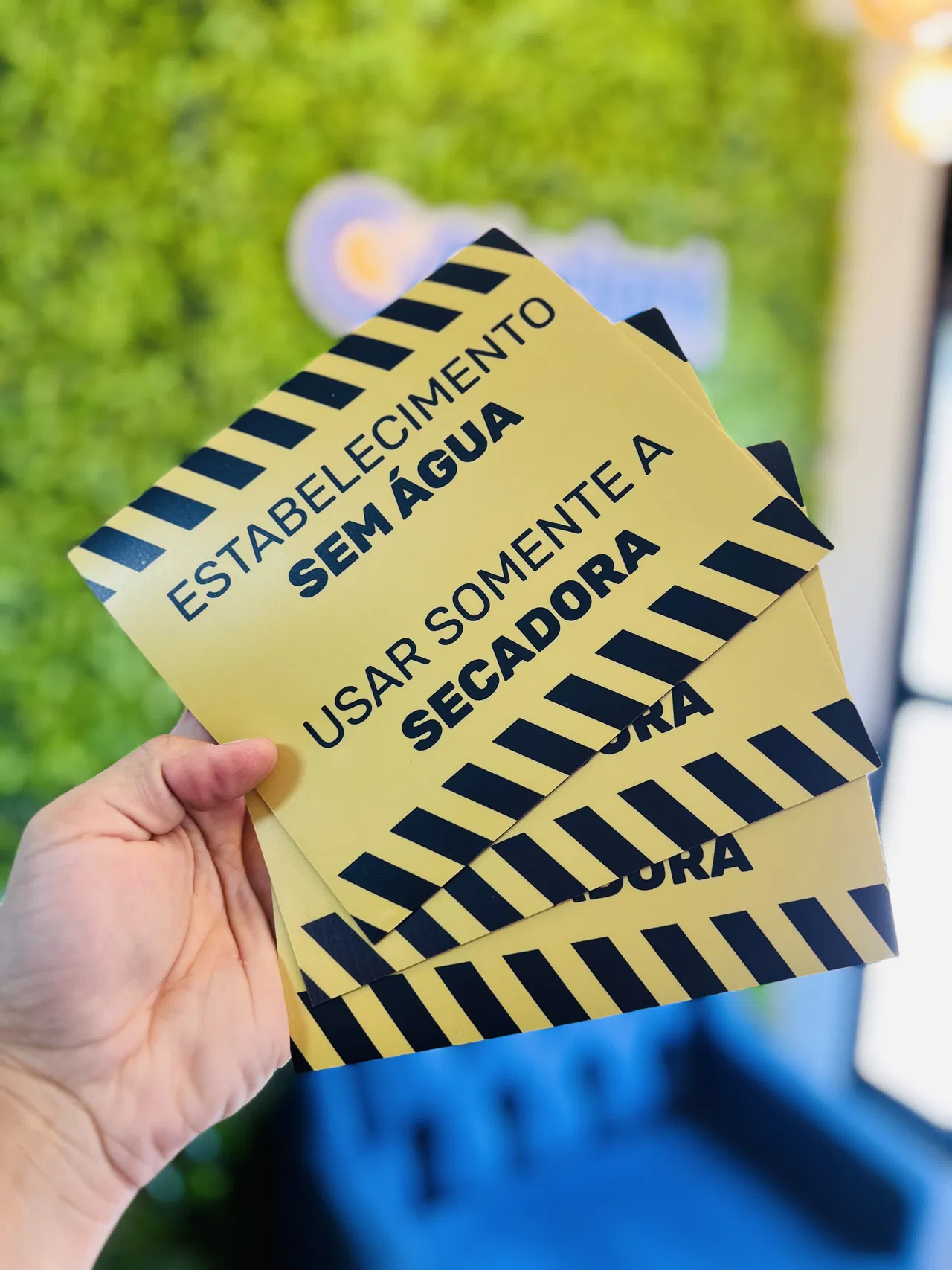 Ímã Adesivo Imantado Veicular Provisório Temporário Aviso Lavanderias Sem Agua Laminado Amarelo