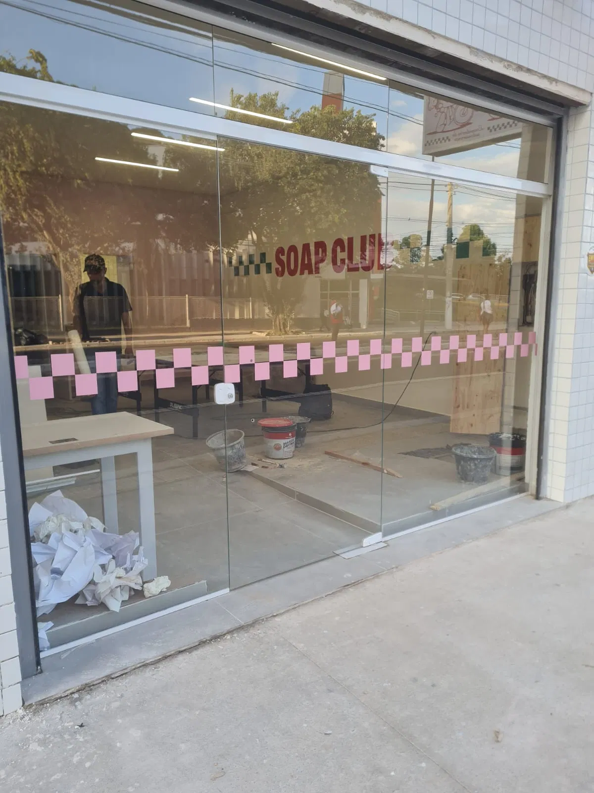 Adesivo Envelopamento Vidro UV Transparente Recorte Sinalização Vitrine Lavanderia Impressão Plotagem Branco Rosa SP