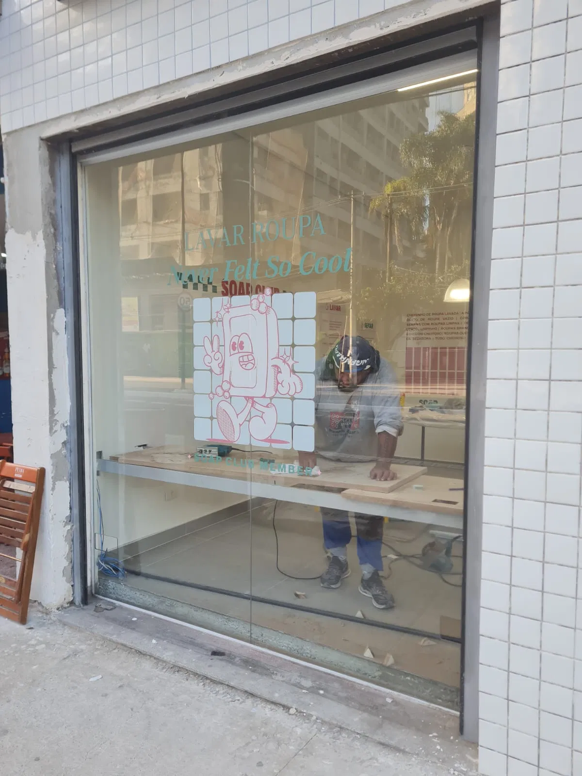 Adesivo Lavanderia Vitrine Vidro Recorte Rosa Sinalização Transparente Impressão Branco UV SP Envelopamento Plotagem