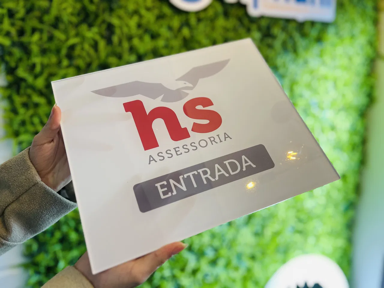 Placa Impressão Escritório Vermelho Logo Furos 5mm Sem Acrílico Porta Identificação