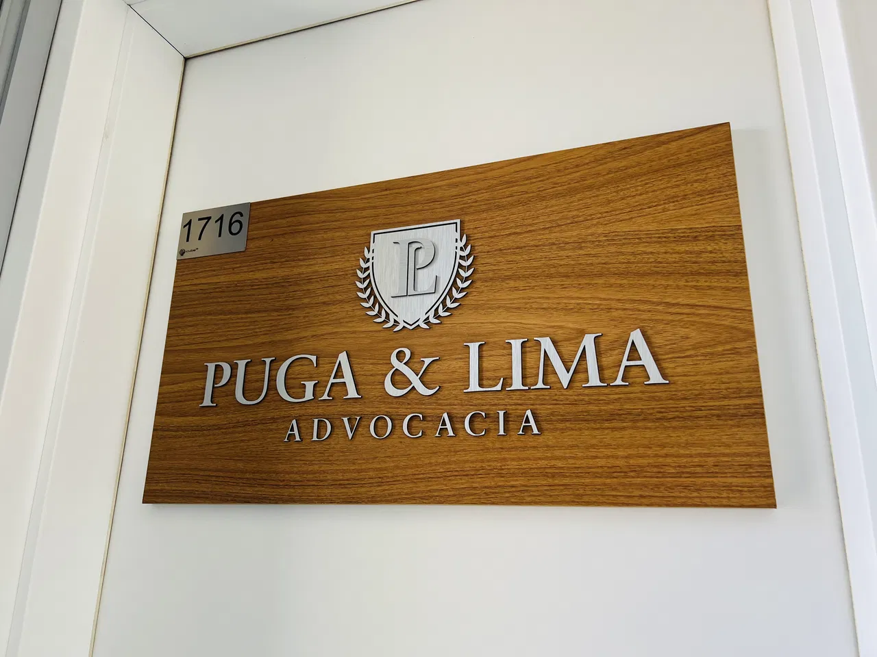 Targa con lettere, cassetta identificativa, avvocato, studio legale, porta, sala, finitura spazzolata, legno, acciaio
