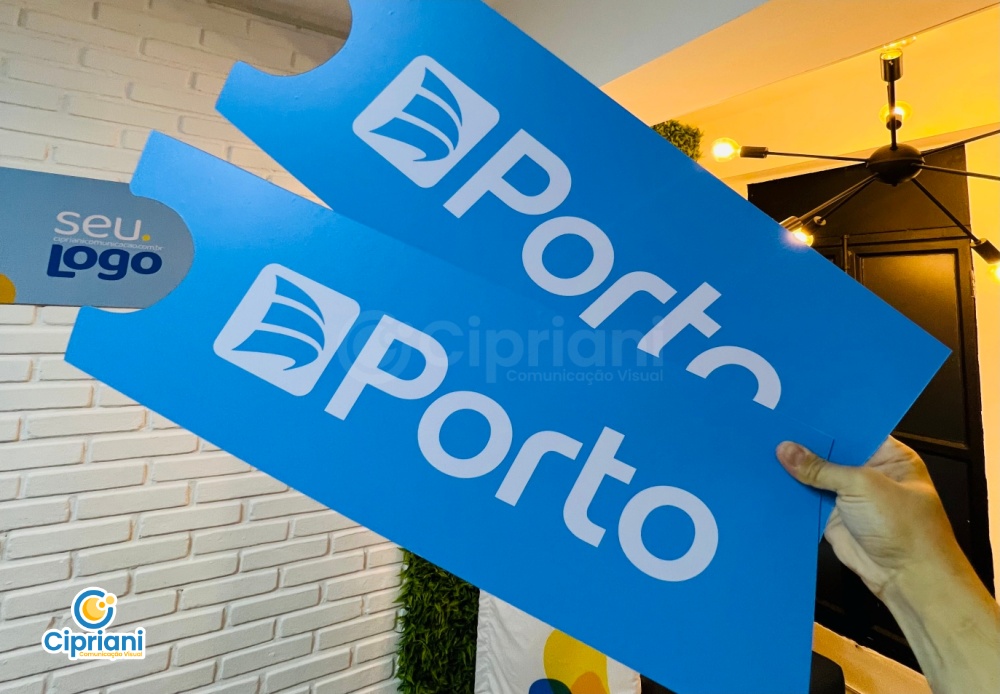 Placa personalizada para evento com recorte laser Cipriani Comunicação Visual