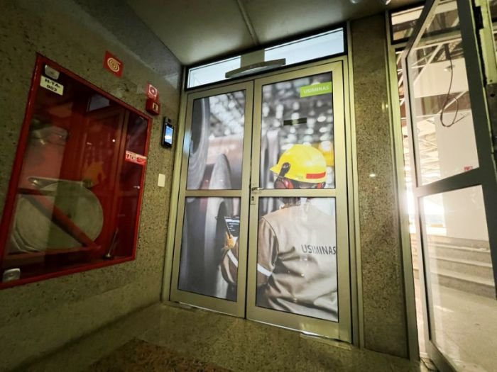 Adesivo para Porta em São Paulo Slide 2 | Cipriani Comunicação Visual