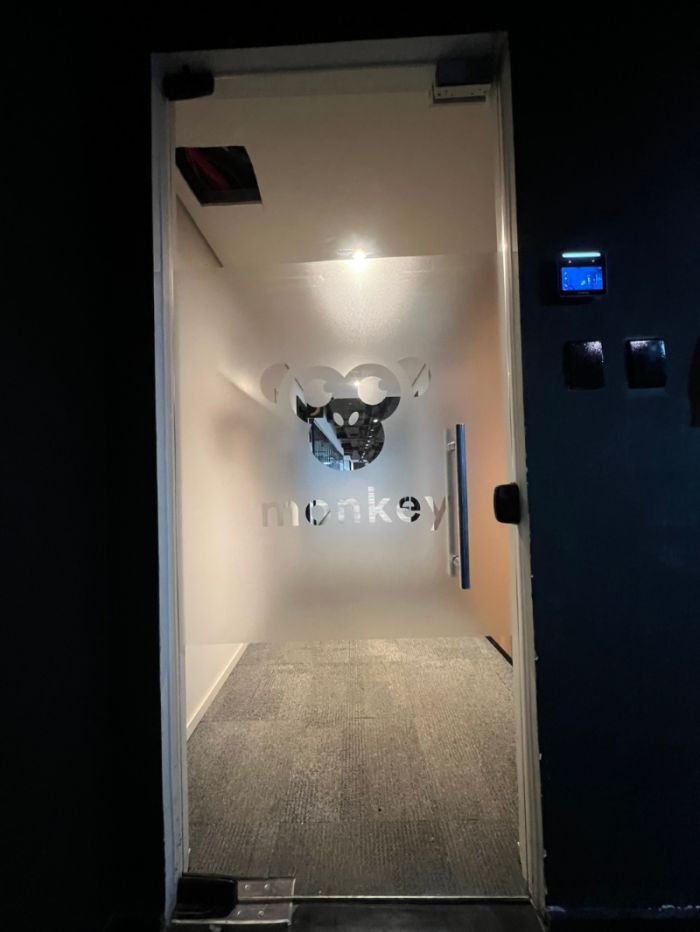 Cobre a porta inteira (envelopamento)? | São Paulo | Cipriani Comunicação Visual
