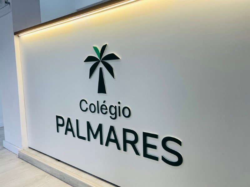 Sim, instalamos em painéis ripadosirregulares. | São Paulo | Cipriani Comunicação Visual
