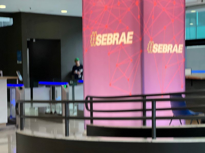 A cor fica lavada quando acende? | Cipriani Comunicação Visual