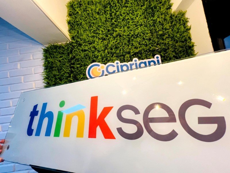 Painel de Vidro sob Medida em São Paulo Exemplo 1 | Cipriani Comunicação Visual