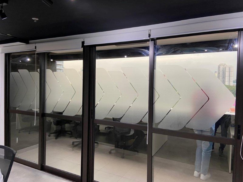 Filtra 99% UV (protege móveis). | São Paulo | Cipriani Comunicação Visual