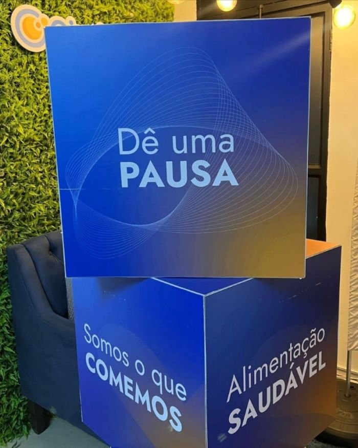 Pode ter monitor embutido? | São Paulo | Cipriani Comunicação Visual