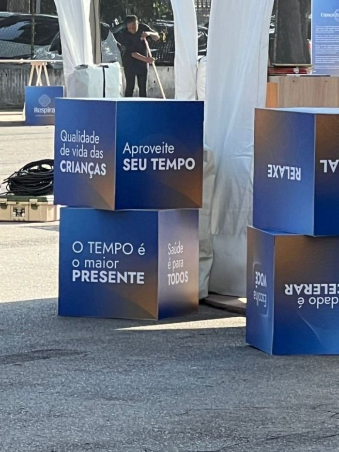 Pode ter porta-folhetos? | São Paulo | Cipriani Comunicação Visual