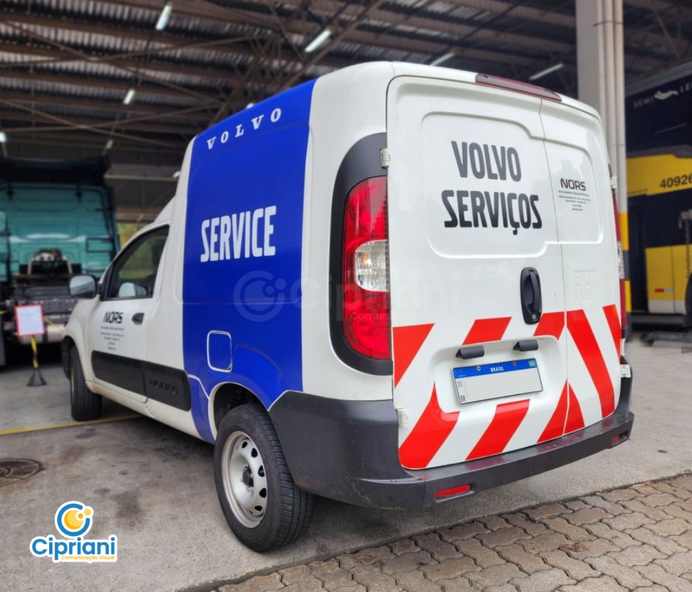 Adesivação de Frota de Utilitários com Vinil Azul e Vermelho 1 Imagem Adesivação de Frota de Utilitários com Vinil Azul e Vermelho 1 Imagem