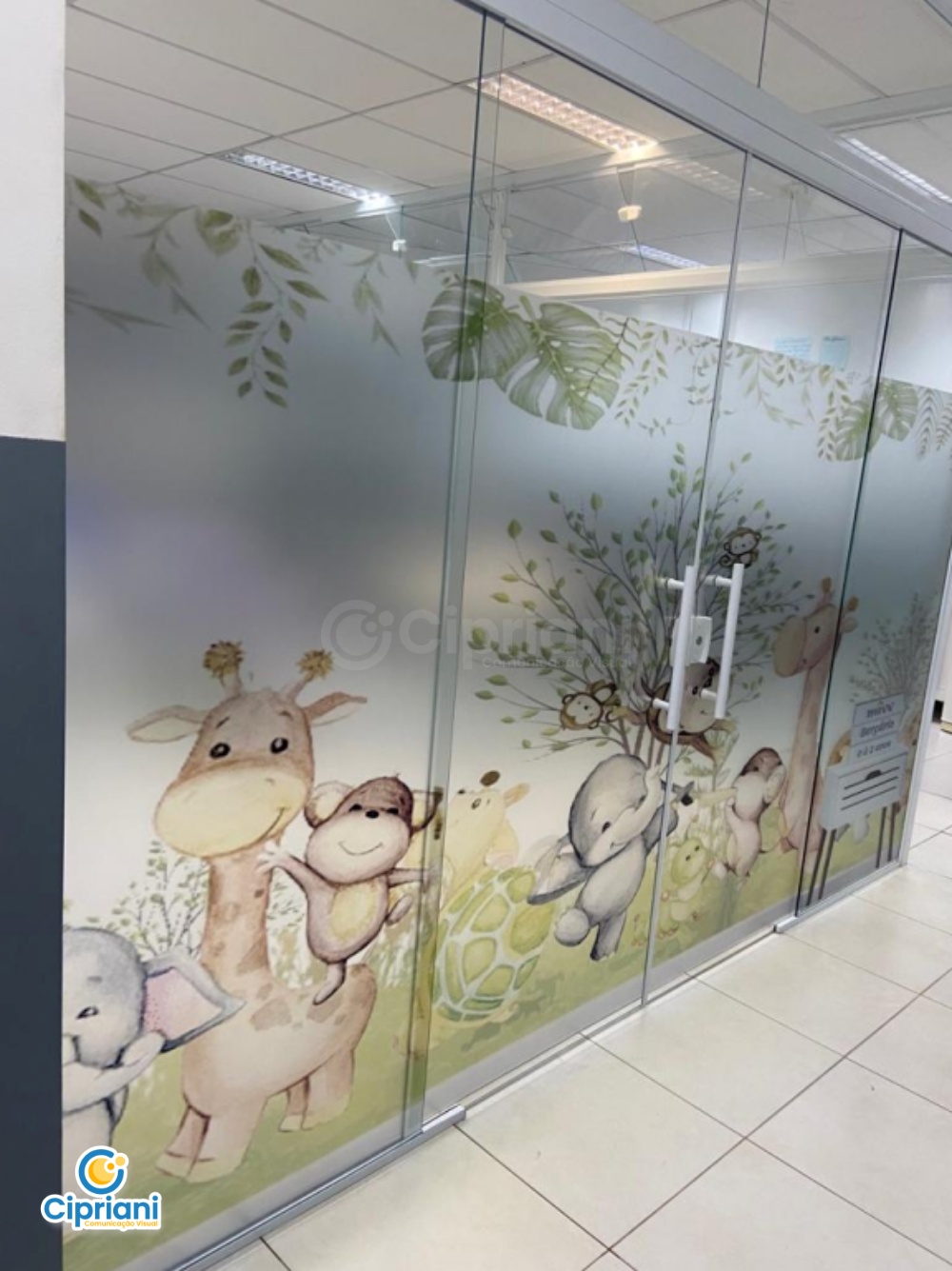 Adesivação Jateada em Vidro com Desenho Infantil Verde 1 Imagem Adesivação Jateada em Vidro com Desenho Infantil Verde 1 Imagem