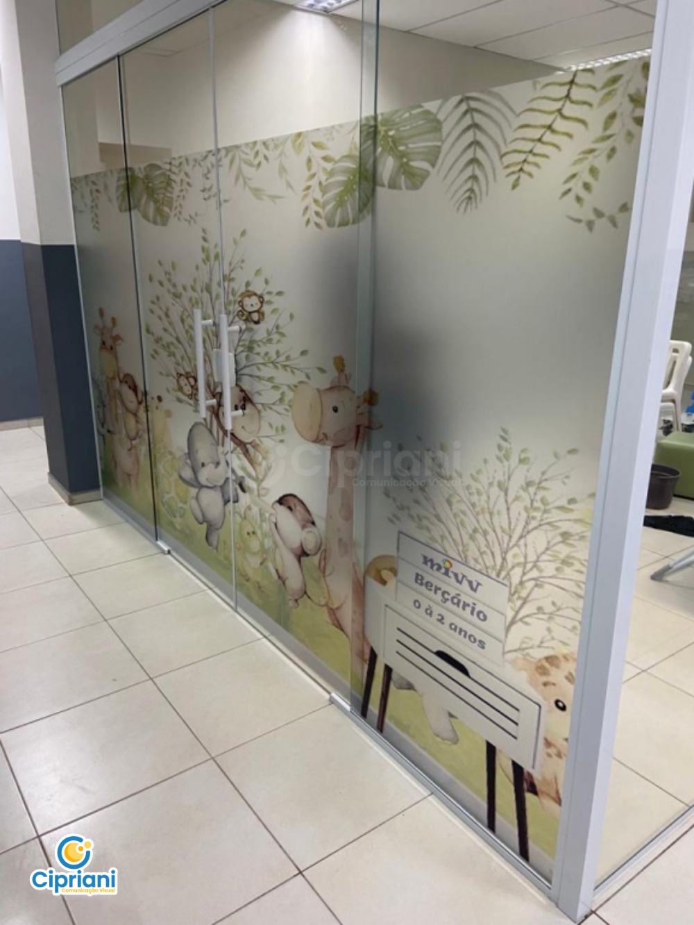 Adesivação Jateada em Vidro com Desenho Infantil Verde 2 Imagem Adesivação Jateada em Vidro com Desenho Infantil Verde 2 Imagem