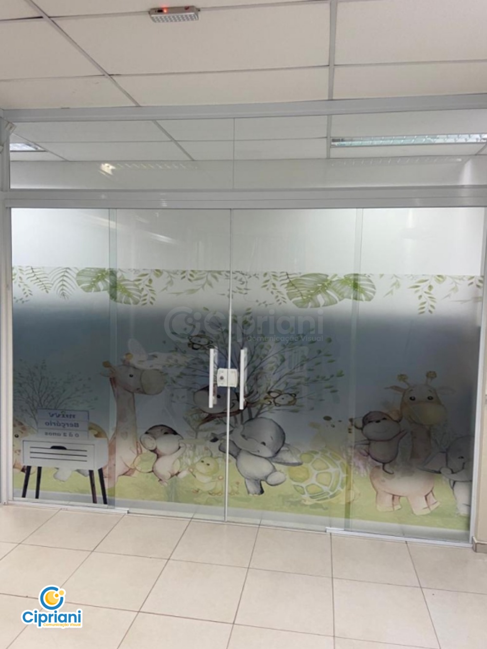 Adesivação Jateada em Vidro com Desenho Infantil Verde 3 Imagem Adesivação Jateada em Vidro com Desenho Infantil Verde 3 Imagem