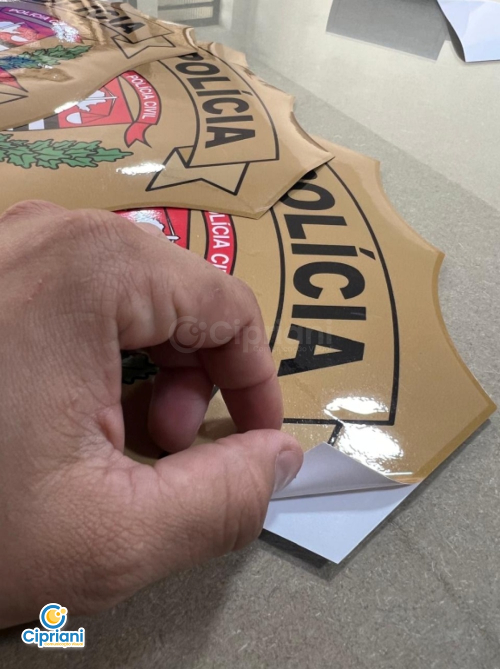 Adesivo Brasão para Carro Dourado e Vermelho Laminado 1 Imagem Adesivo Brasão para Carro Dourado e Vermelho Laminado 1 Imagem