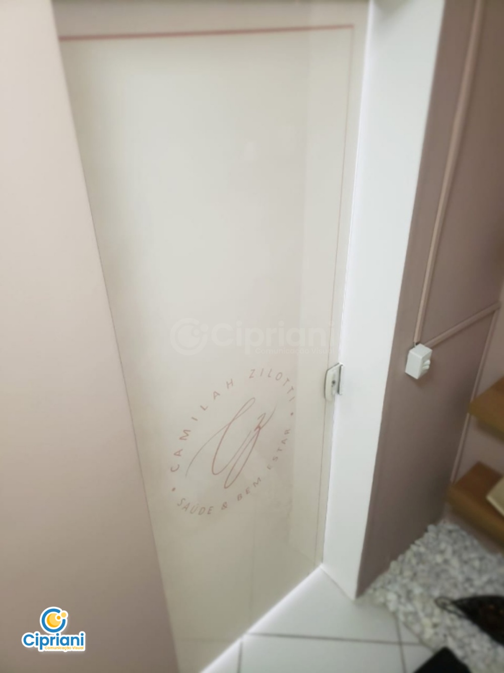 Adesivo para Porta de Clínica Bege, Rosé e Branco, Cote Já 1 Imagem Adesivo para Porta de Clínica Bege, Rosé e Branco, Cote Já 1 Imagem