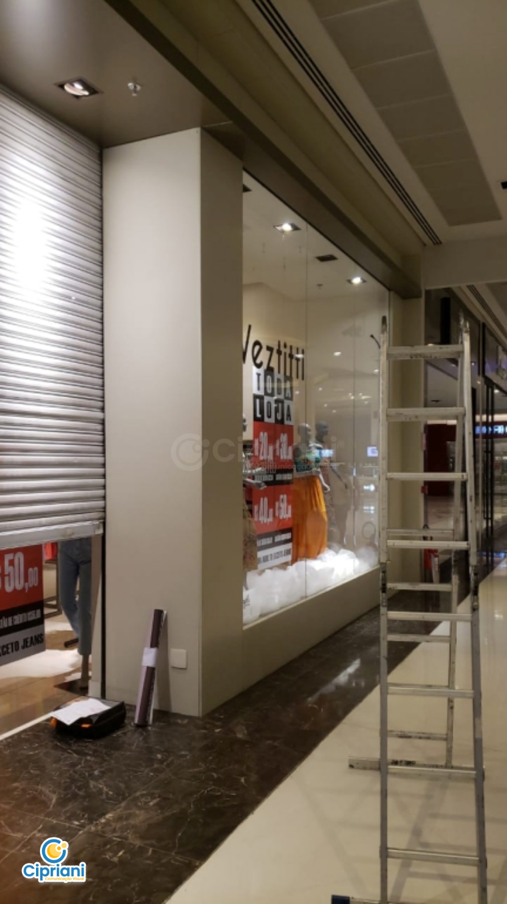 Adesivo para Promoção em Loja de Shopping Preto e Vermelho 1 Imagem Adesivo para Promoção em Loja de Shopping Preto e Vermelho 1 Imagem