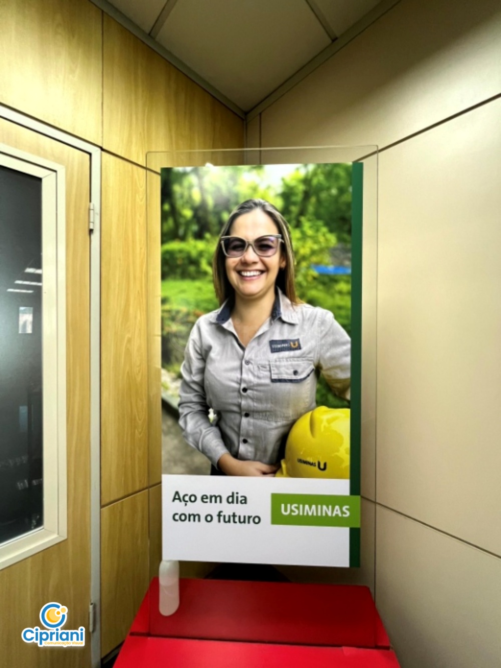 Adesivo para Totem de Vidro com MDF Verde e Branco 1 Imagem Adesivo para Totem de Vidro com MDF Verde e Branco 1 Imagem