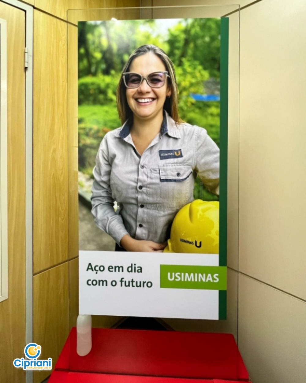 Adesivo para Totem de Vidro com MDF Verde e Branco 2 Imagem Adesivo para Totem de Vidro com MDF Verde e Branco 2 Imagem