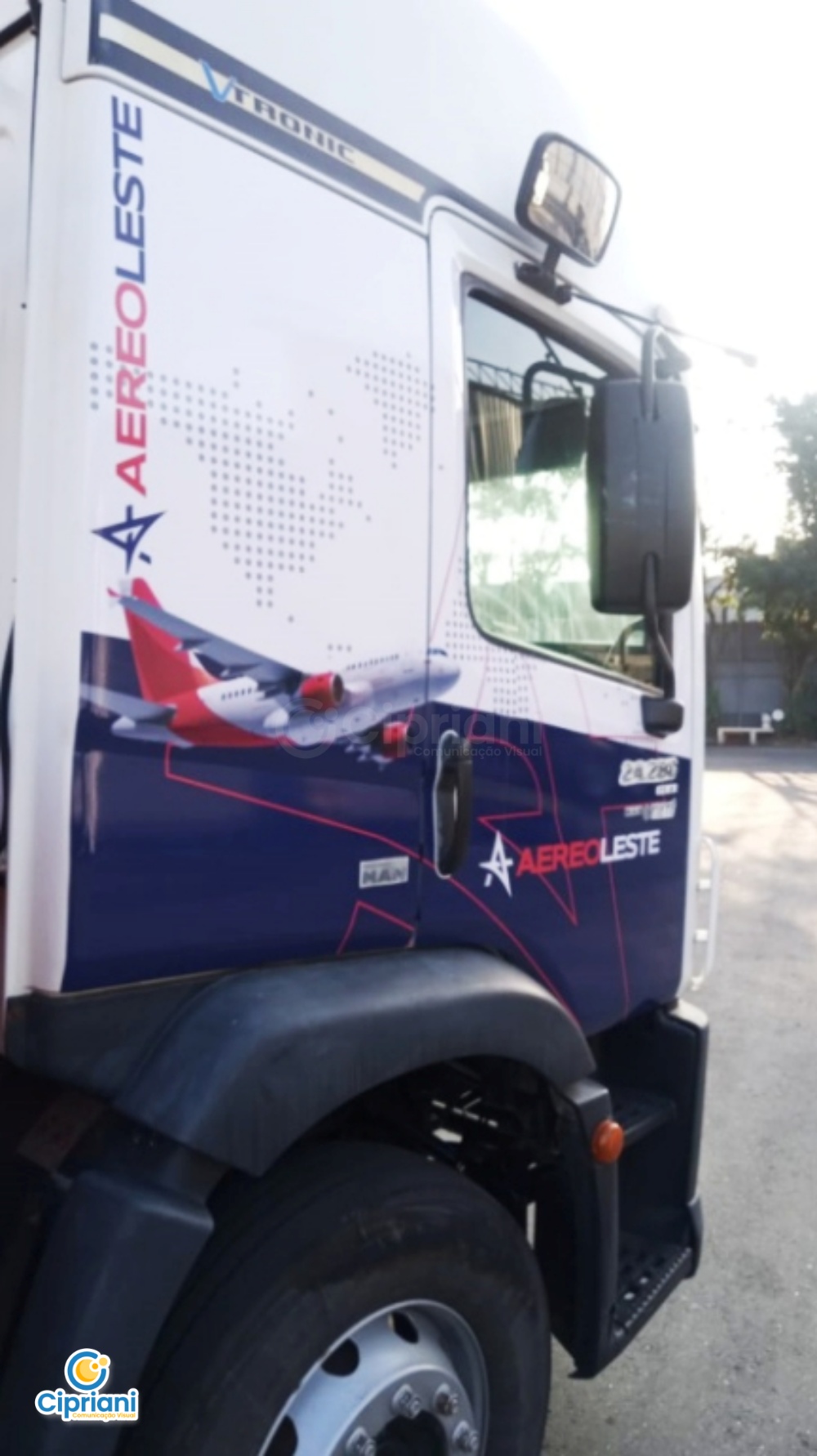 Adesivo para Veículo Cabine de Caminhão Azul e Vermelho 1 Imagem Adesivo para Veículo Cabine de Caminhão Azul e Vermelho 1 Imagem
