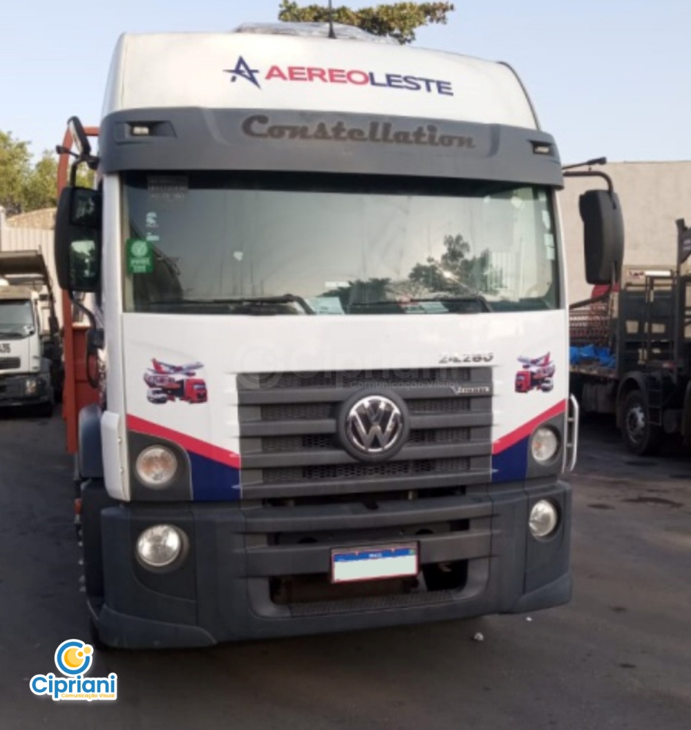 Adesivo para Veículo Cabine de Caminhão Azul e Vermelho 2 Imagem Adesivo para Veículo Cabine de Caminhão Azul e Vermelho 2 Imagem