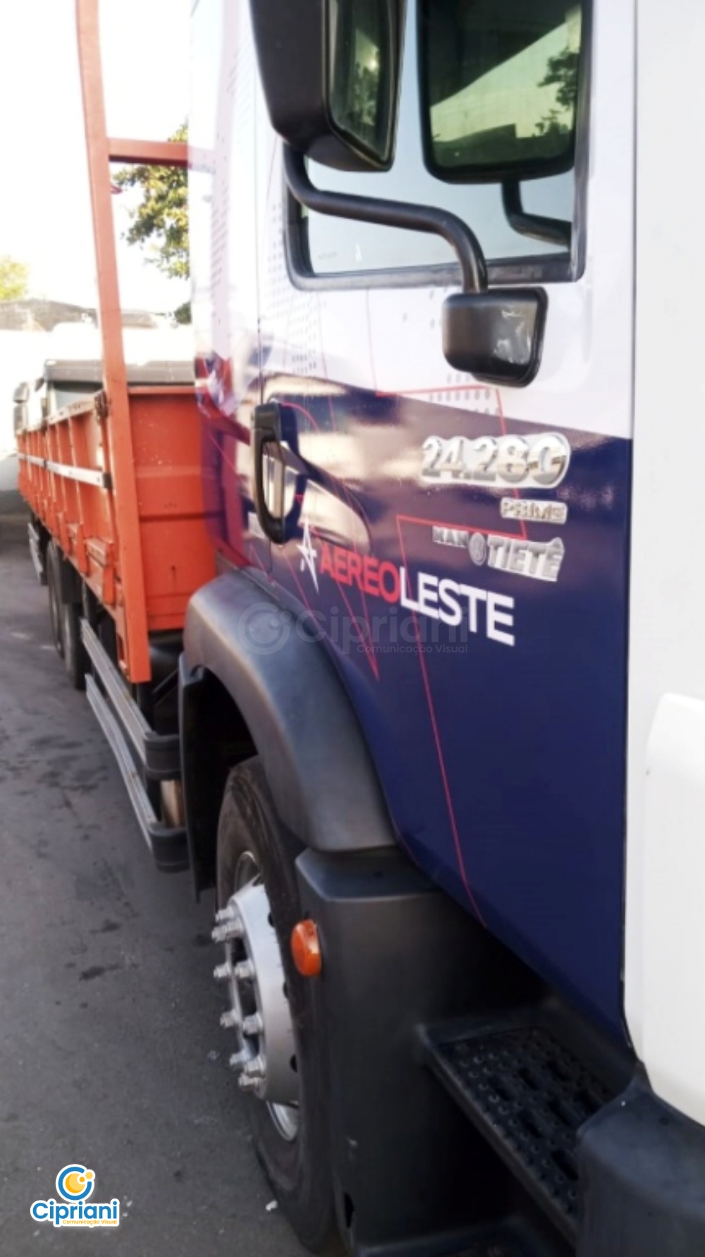 Adesivo para Veículo Cabine de Caminhão Azul e Vermelho 3 Imagem Adesivo para Veículo Cabine de Caminhão Azul e Vermelho 3 Imagem