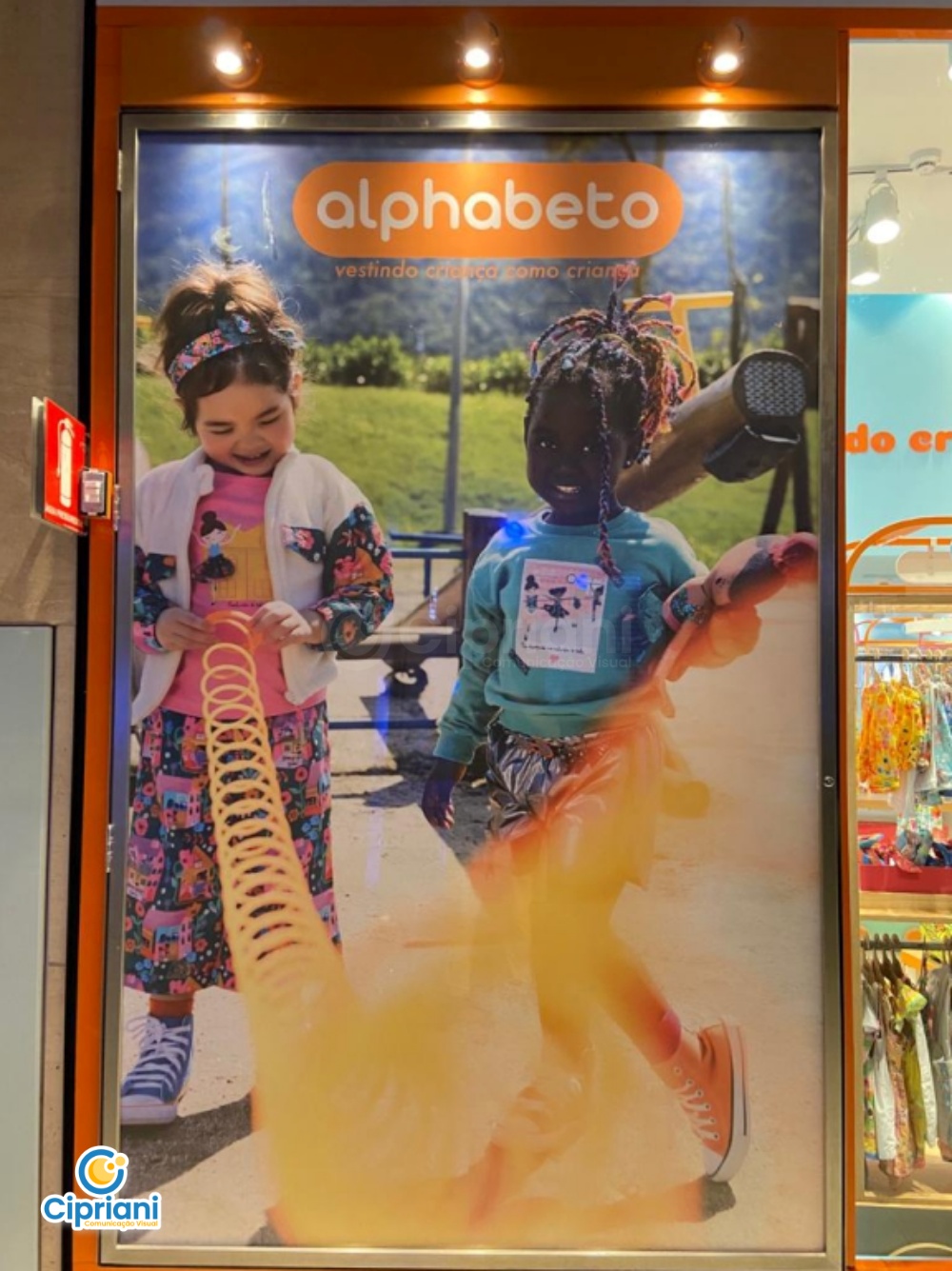 Adesivo para Vitrine de Loja, Cores Laranja e Verde 1 Imagem Adesivo para Vitrine de Loja, Cores Laranja e Verde 1 Imagem
