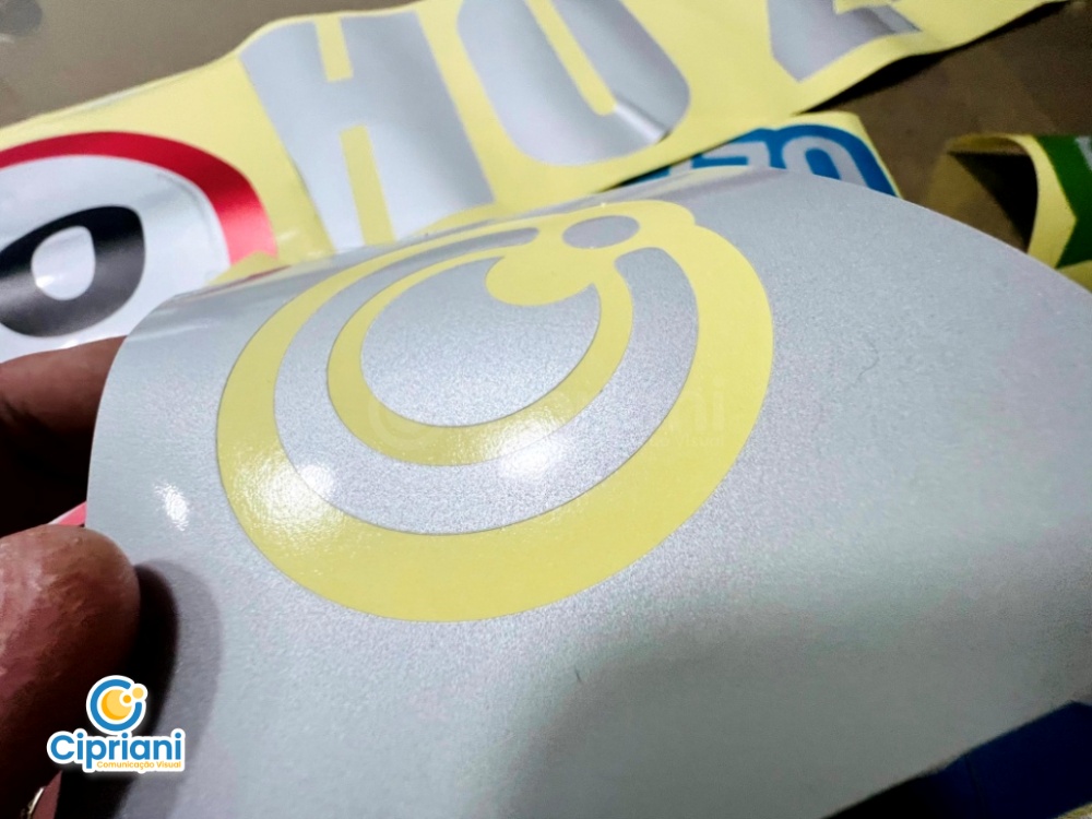 Adesivo Vinil Refletivo Personalizado Prata e Branco 3 Imagem Adesivo Vinil Refletivo Personalizado Prata e Branco 3 Imagem