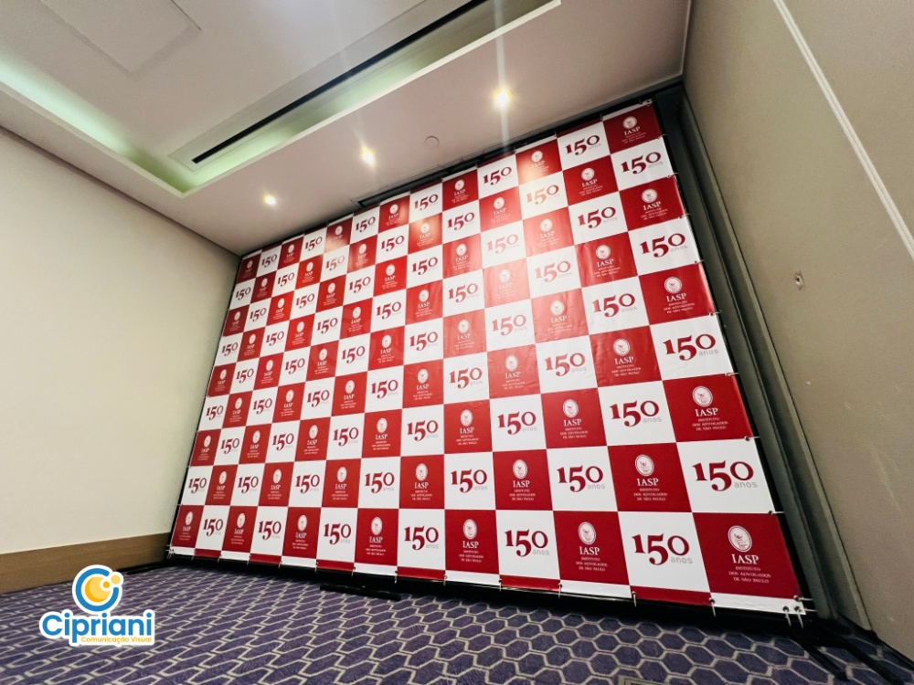 Backdrop para Foto em Evento Vermelho e Branco, Orçamento 2 Imagem Backdrop para Foto em Evento Vermelho e Branco, Orçamento 2 Imagem
