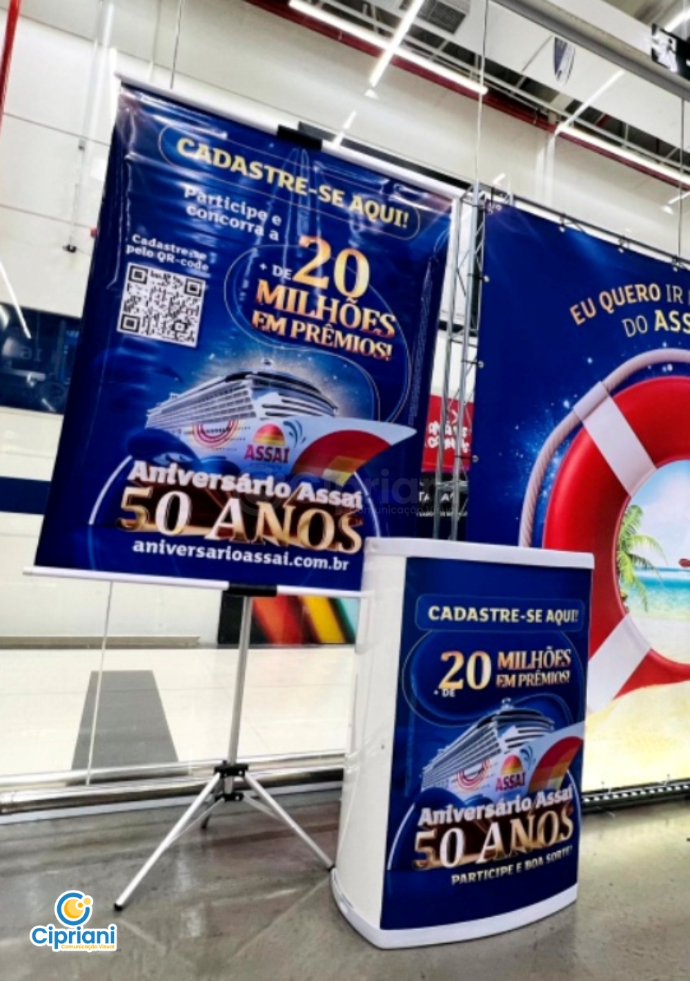 Banner com Tripé em Azul e Vermelho, Orçamento Rápido 2 Imagem Banner com Tripé em Azul e Vermelho, Orçamento Rápido 2 Imagem