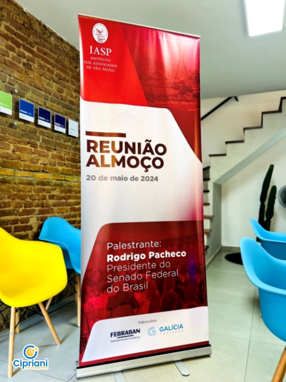Banner RollUp 0,8 x 2m em Vermelho e Branco, Conheça 1 Imagem Banner RollUp 0,8 x 2m em Vermelho e Branco, Conheça 1 Imagem