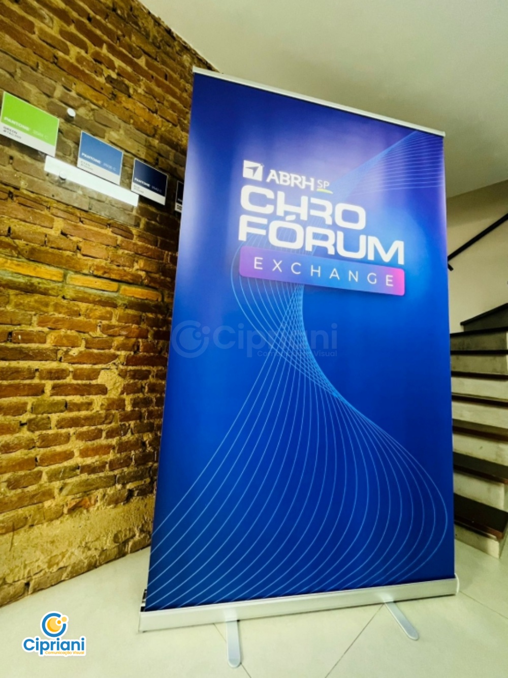 Banner Rollup Retrátil em Azul e Cinza, Preços e Orçamentos 3 Imagem Banner Rollup Retrátil em Azul e Cinza, Preços e Orçamentos 3 Imagem