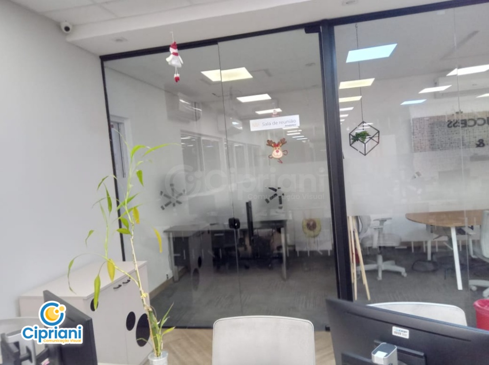 Faixa com Logo Jateada Fosca e Transparente, Preço e Prazo 1 Imagem Faixa com Logo Jateada Fosca e Transparente, Preço e Prazo 1 Imagem