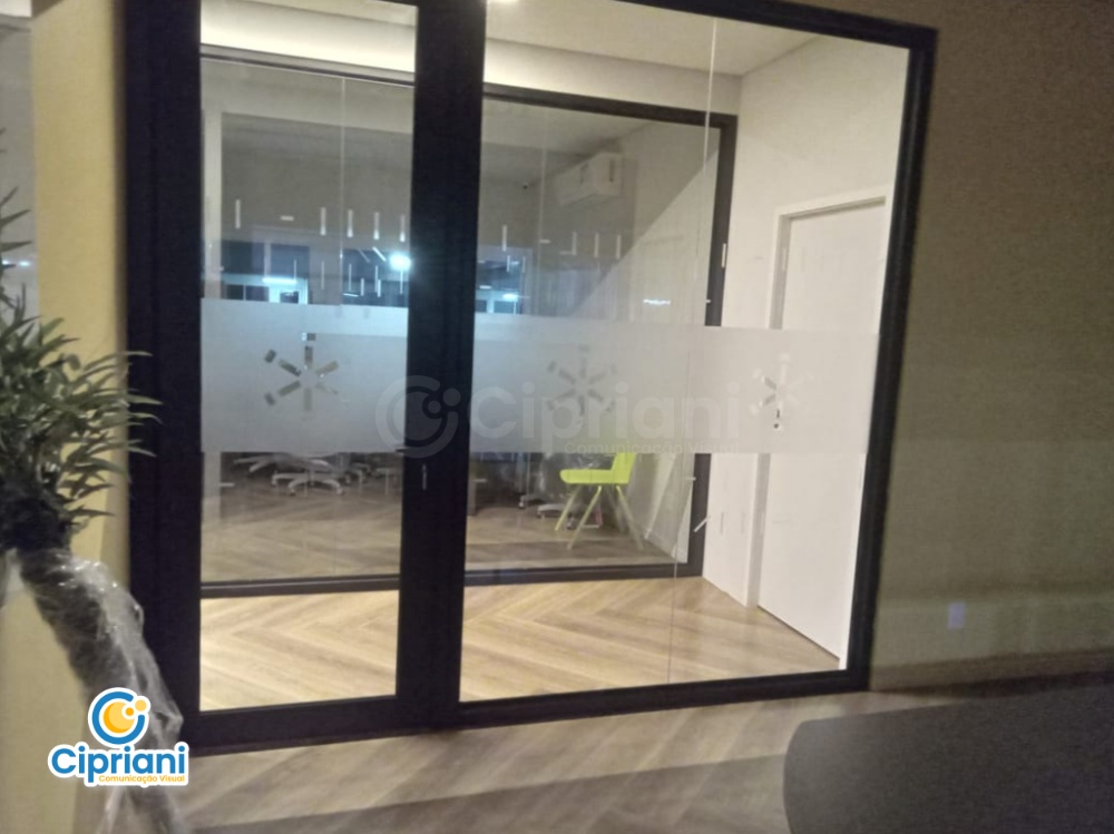 Faixa com Logo Jateada Fosca e Transparente, Preço e Prazo 2 Imagem Faixa com Logo Jateada Fosca e Transparente, Preço e Prazo 2 Imagem