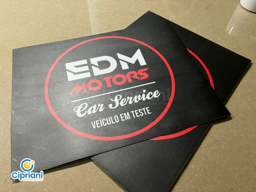 Imãs com Logo de Veículo em Teste em Preto e Vermelho 1 Imagem Imãs com Logo de Veículo em Teste em Preto e Vermelho 1 Imagem