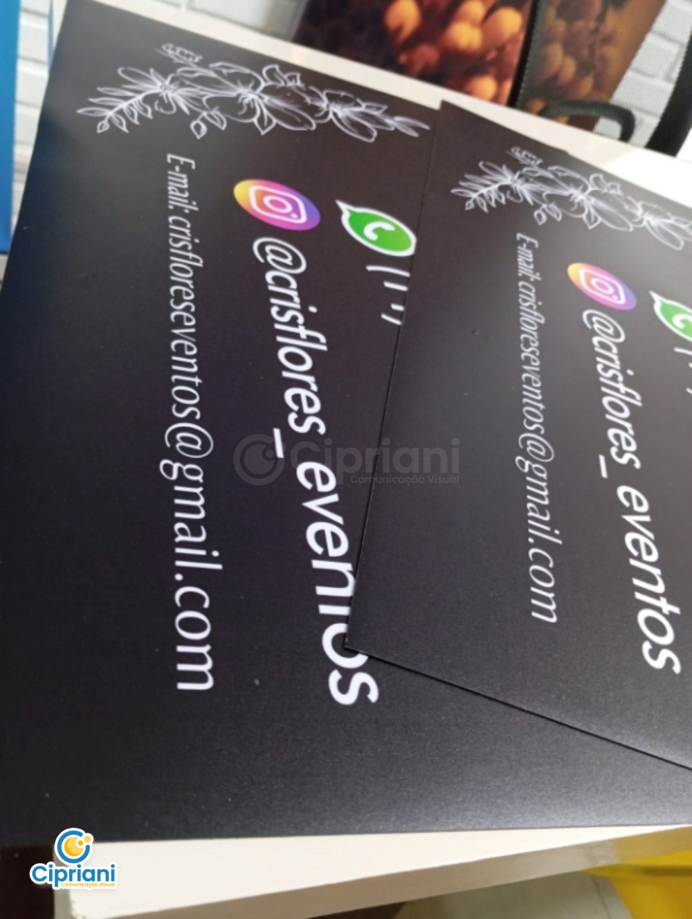 Imãs com Logotipo e Contatos Preto e Branco, Preço e Prazo 2 Imagem Imãs com Logotipo e Contatos Preto e Branco, Preço e Prazo 2 Imagem