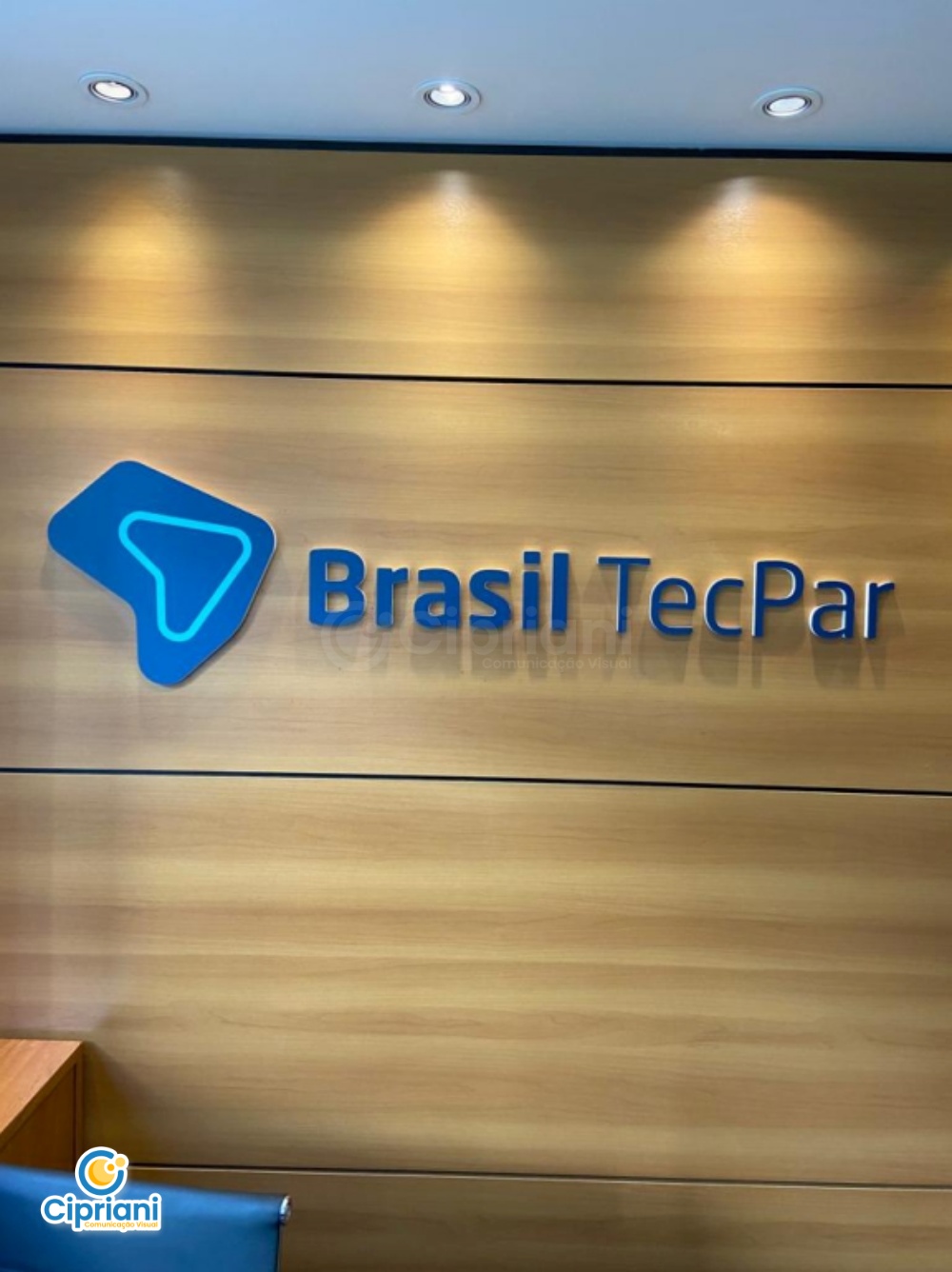 Logo em Parede de Escritório Azul e Madeira, Cote Já 1 Imagem Logo em Parede de Escritório Azul e Madeira, Cote Já 1 Imagem