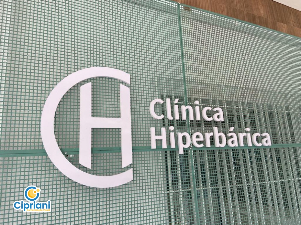 Logo em PVC para Clínica Cinza e Verde, Preço e Prazo 1 Imagem Logo em PVC para Clínica Cinza e Verde, Preço e Prazo 1 Imagem