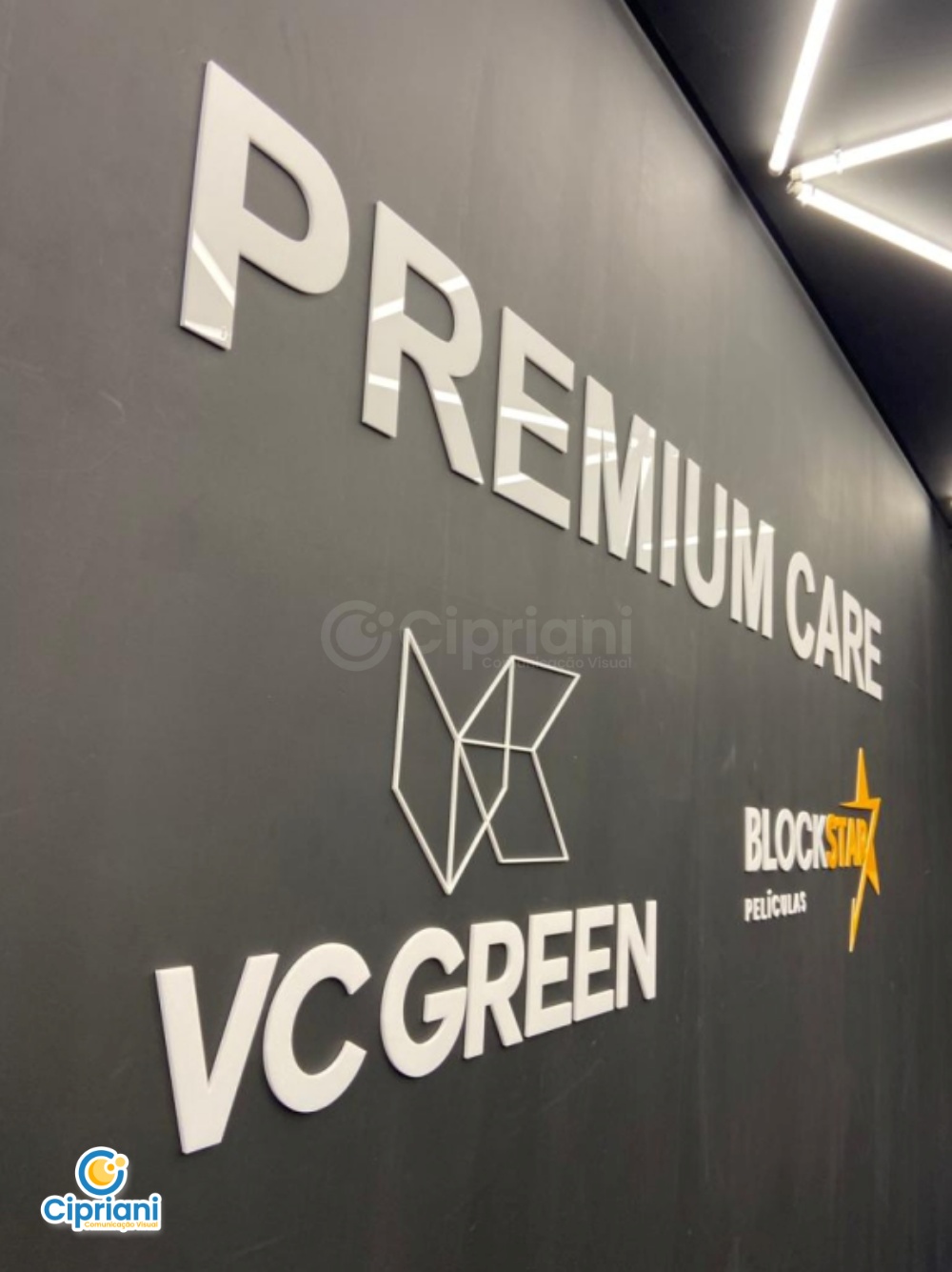 Logotipos em Acrílico Amarelo e Cimento queimado, Saiba Mais 1 Imagem Logotipos em Acrílico Amarelo e Cimento queimado, Saiba Mais 1 Imagem