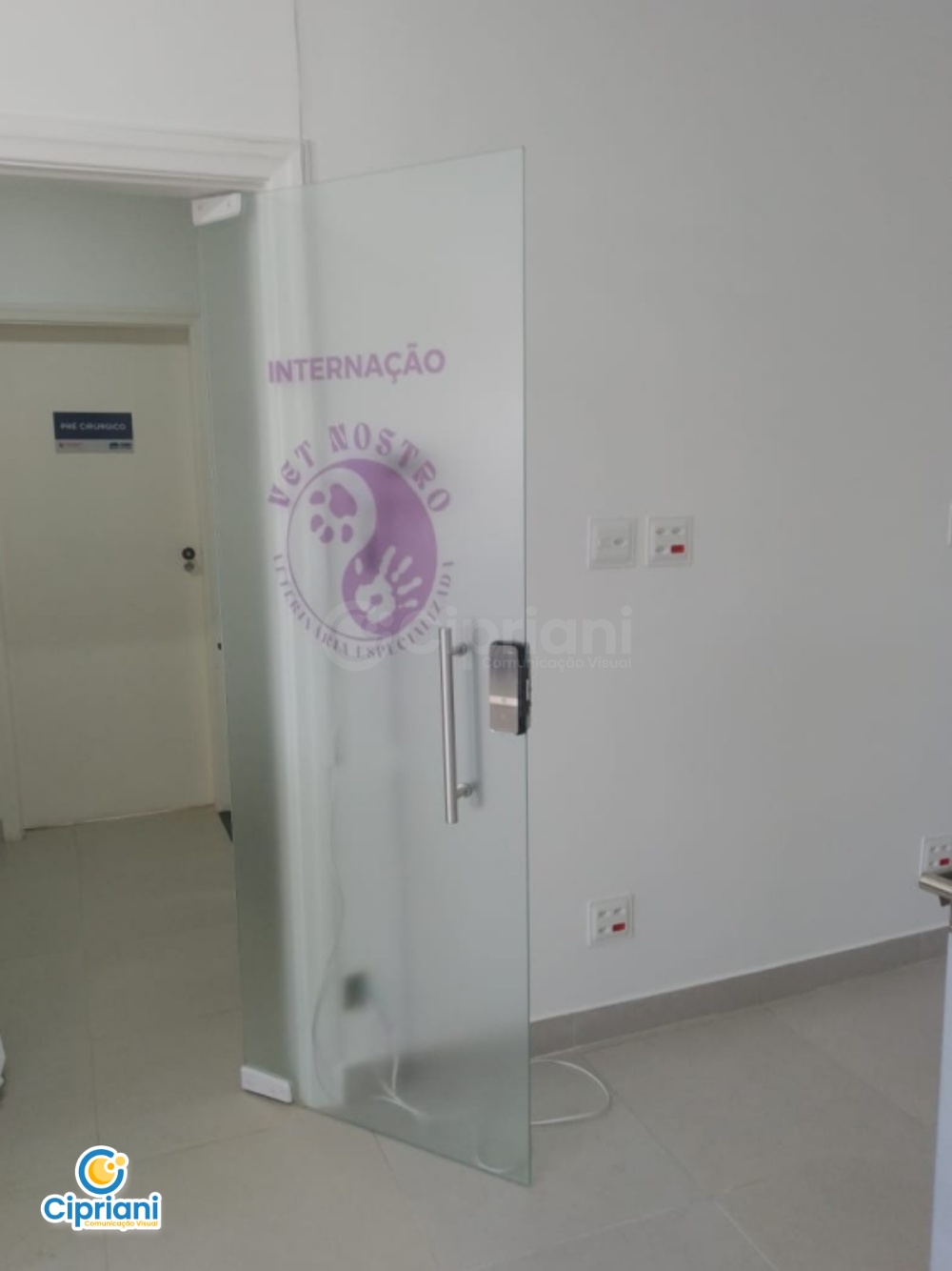 Película Jateada para Porta de Clínica com Logo Roxo 2 Imagem Película Jateada para Porta de Clínica com Logo Roxo 2 Imagem