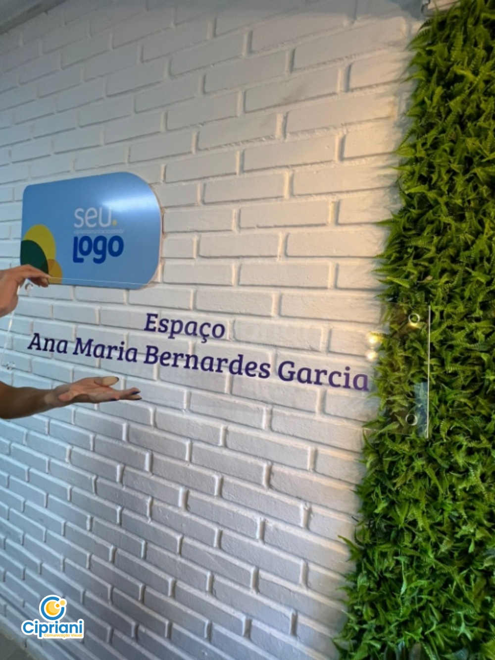 Placa de Acrílico com Letras Azul e Transparente, Compre Já 1 Imagem Placa de Acrílico com Letras Azul e Transparente, Compre Já 1 Imagem