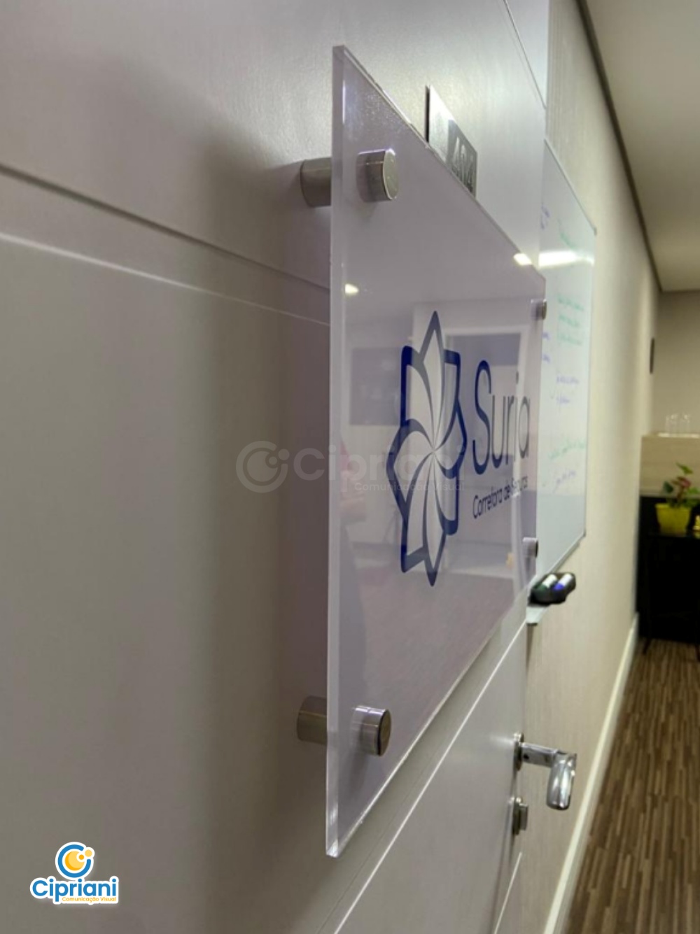 Placa de Acrílico com Logo Azul e Branco, Orçamento 1 Imagem Placa de Acrílico com Logo Azul e Branco, Orçamento 1 Imagem